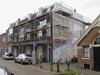 907836 Gezicht op de renovatie van het huizenblok Lauwerecht 22-22F te Utrecht. Op de zijgevel de muurschildering ...